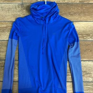 Women’s Nike dry fit pullover size xs.